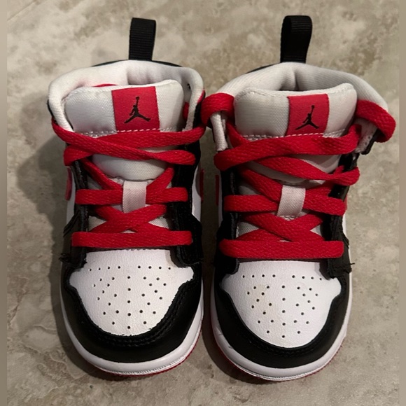 Air Jordan 1 Mid TD 'White Very Berry' - Picture 2 of 6